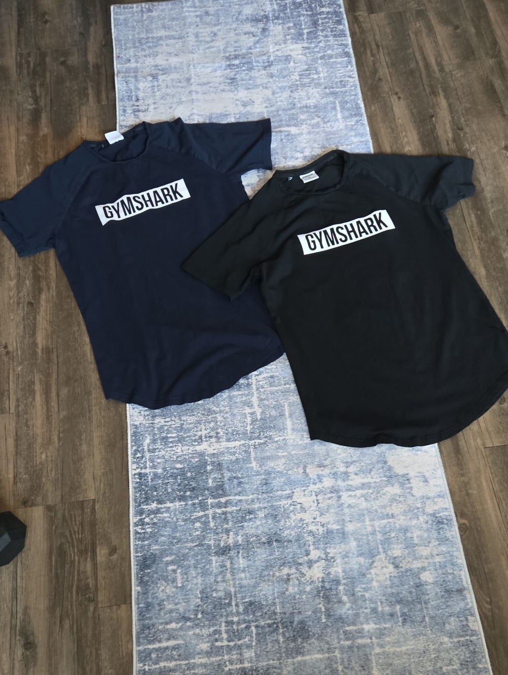 Gymshark Men's Graphic scooped hem Tee's Med. EUC